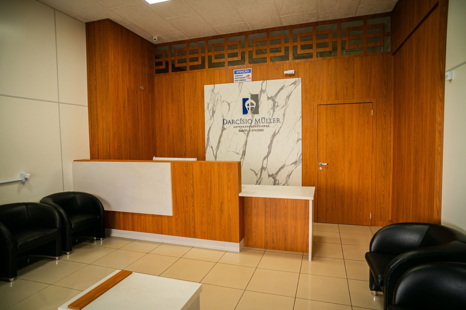 Sala de espera da matriz, com balcão em madeira e poltronas