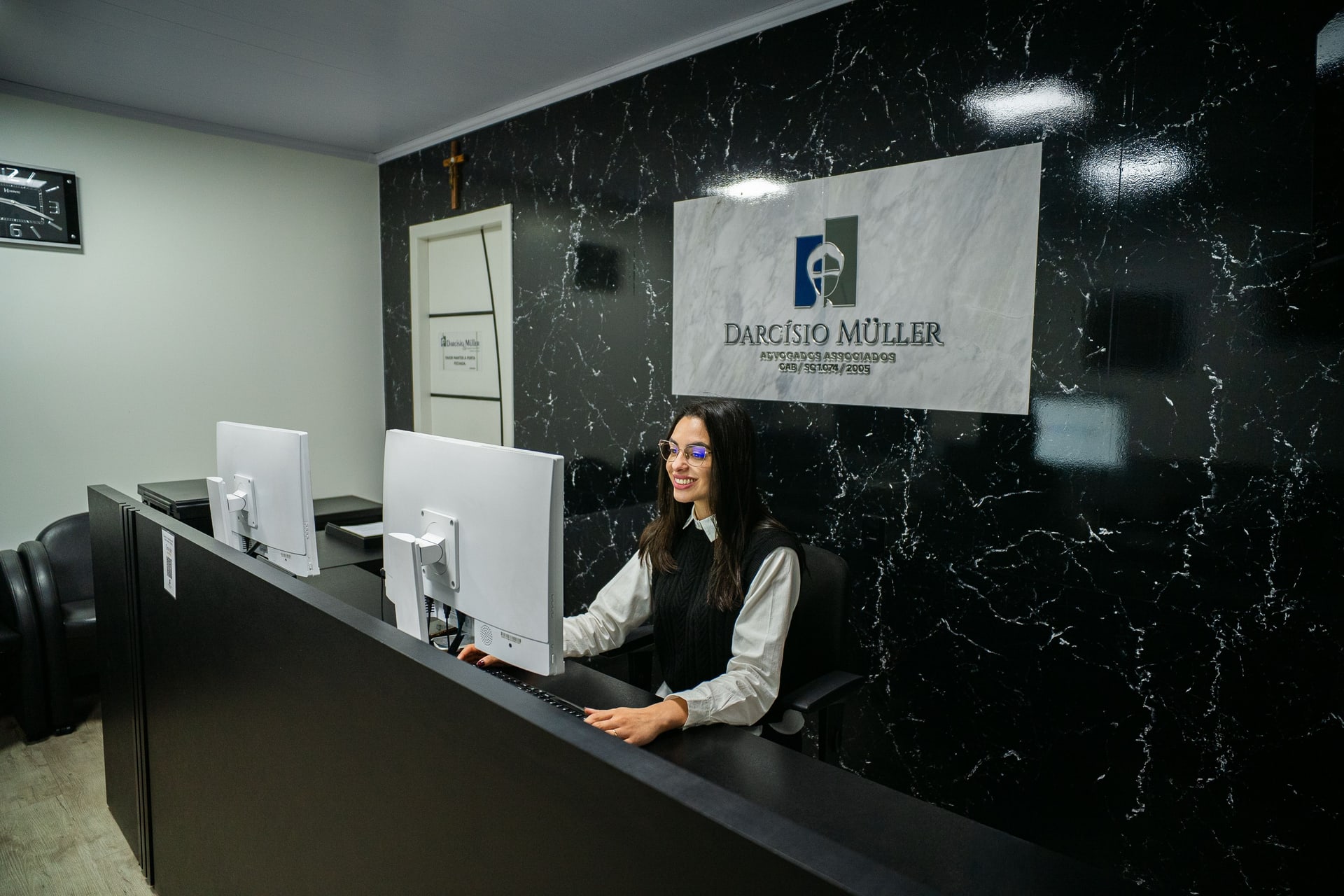 Recepção da matriz, com a marca Darcísio Müller na parede de mármore